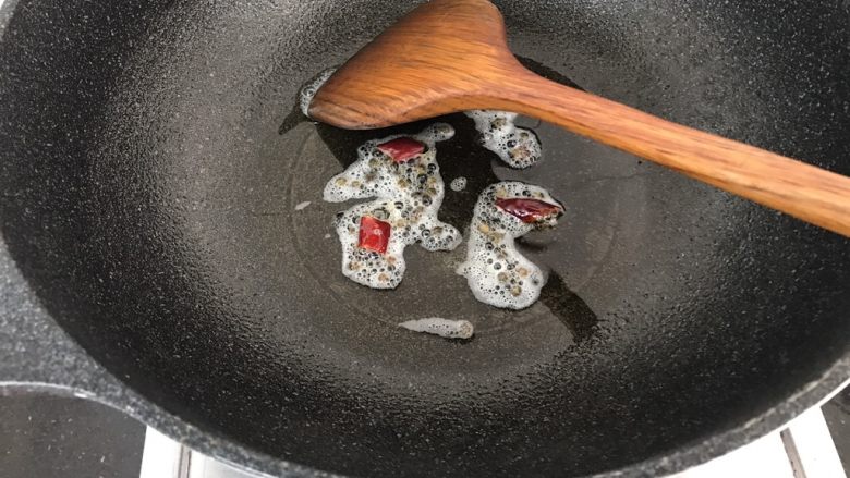 无肉不欢~肉丝炒鲜鱿西兰花,辣椒和花椒先炒香
