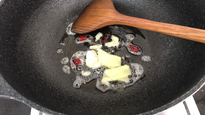 无肉不欢~肉丝炒鲜鱿西兰花,加入姜蒜炒香