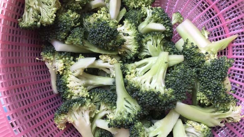 无肉不欢~肉丝炒鲜鱿西兰花,西兰花泡盐水后再冲洗2⃣️次清水捞起沥干