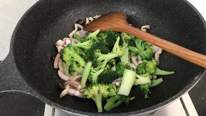 无肉不欢~肉丝炒鲜鱿西兰花,加入西兰花