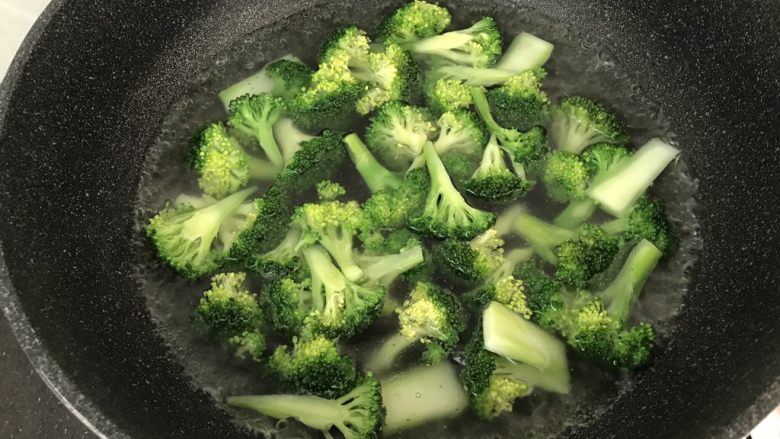 无肉不欢~肉丝炒鲜鱿西兰花,冷水下锅里,滴2滴油进去烧开,水开后倒入西兰花灼水,变色断生后捞出来