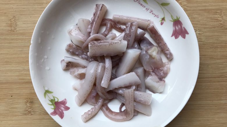 无肉不欢~肉丝炒鲜鱿西兰花,鱿鱼须切小段备用