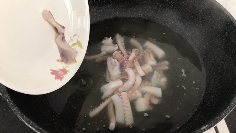 无肉不欢~肉丝炒鲜鱿西兰花,鱿鱼须也灼水备用