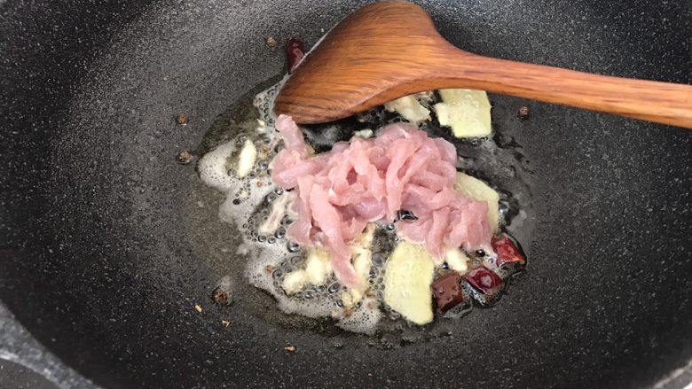 无肉不欢~肉丝炒鲜鱿西兰花,加入腌制好的肉丝