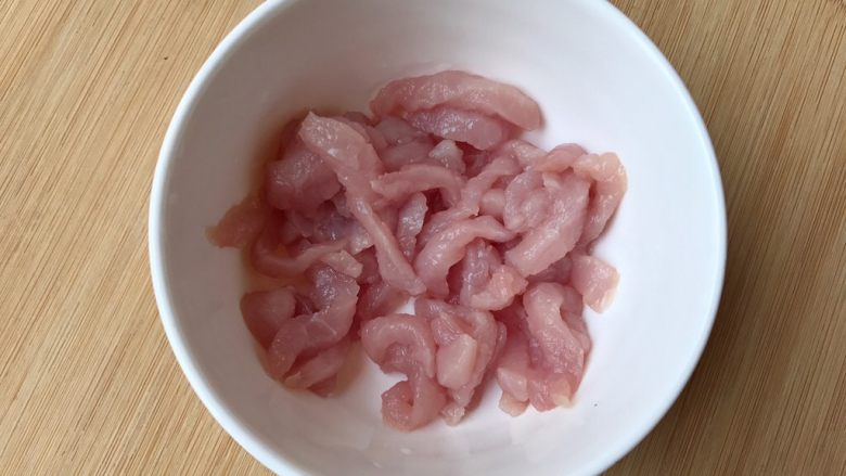 无肉不欢~肉丝炒鲜鱿西兰花,瘦肉切丝