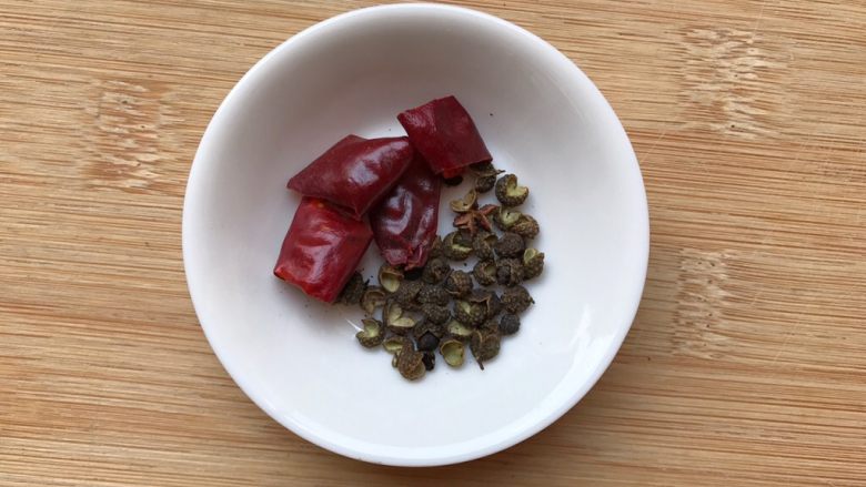 无肉不欢~肉丝炒鲜鱿西兰花,辣椒干,<a style='color:red;display:inline-block;' href='/shicai/ 134659'>花椒粒</a>备好