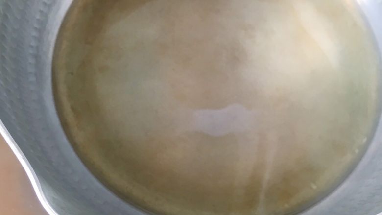 麻辣土豆片,锅内烧热 倒入50克的色拉油 可以多一些 油多比较香(辣油也可以慢慢消化)