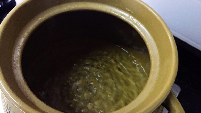 苹果滋养汤,倒入水,我煲的是二人份,水是3大碗,开大火,煲开