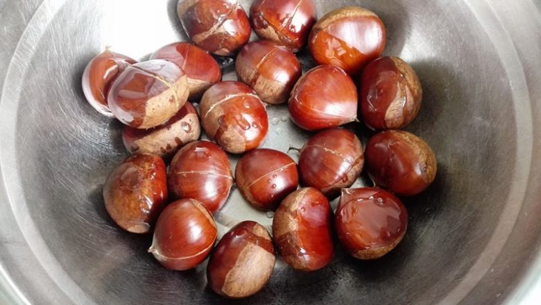 烤板栗,在板栗上浇上食用油,拌匀,