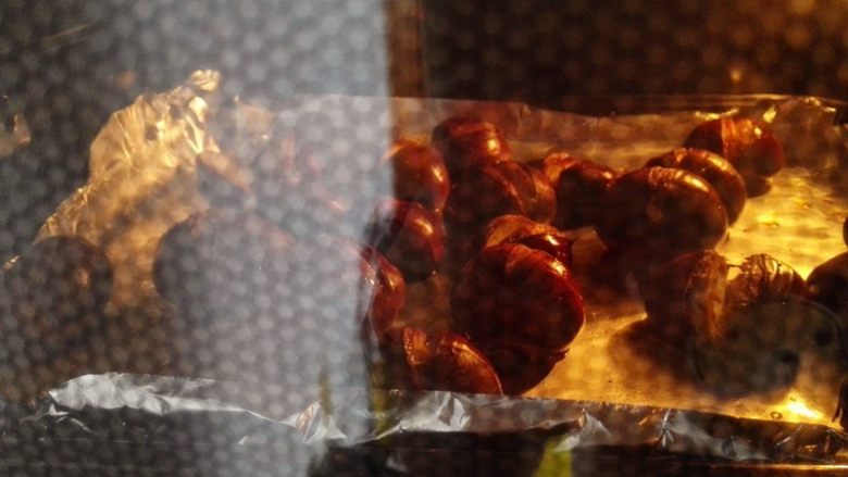 烤板栗,拿掉锡纸,继续烤10分钟,