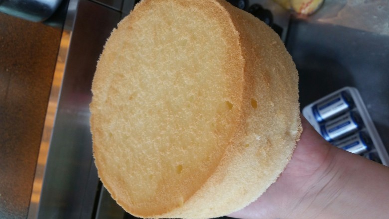普通戚风蛋糕坯,再来张蛋糕背面的图片,柔软有木有!