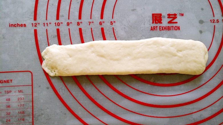 韩国烤馒头,翻面,将末端按薄