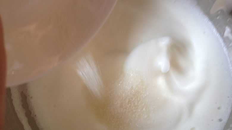 糯米纸杯蛋糕,然后继续中速打发至较稠状态,将糖全部倒入