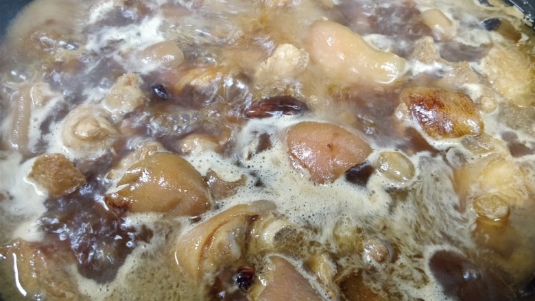 卤水花生焖猪脚,加入2000ml的开水(沫过肉)大火烧开放入花生转小火盖上盖子焖40分钟。也可以根据自己口感的喜好适当的延长焖煮时间。