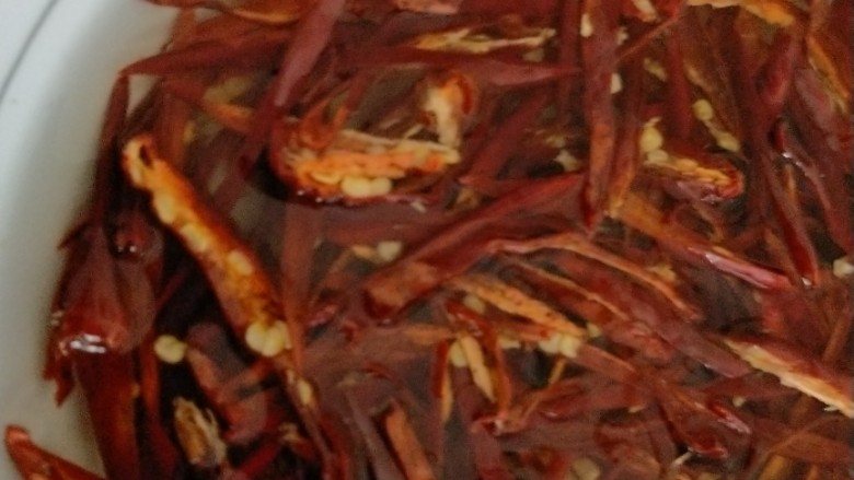 冷吃牛肉,用开水泡一下,这样不燥,去掉多余的辣椒籽