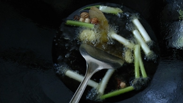 冷吃牛肉,把香料倒下去炸香,捞出
