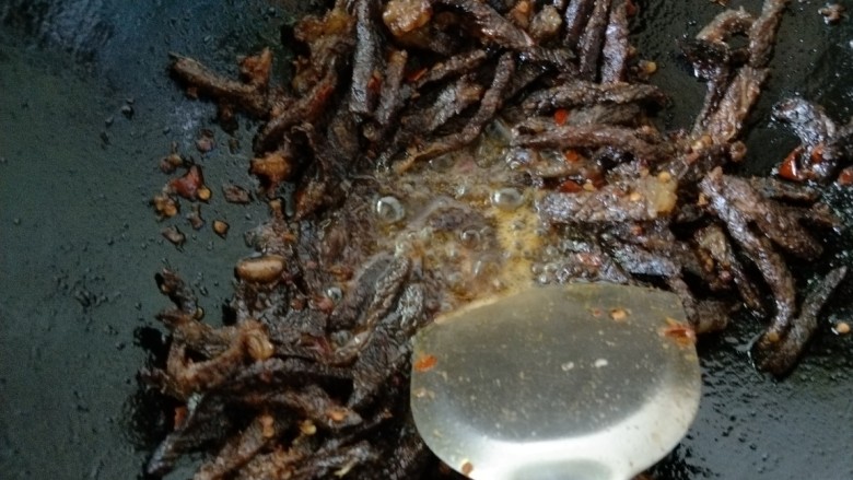 冷吃牛肉,放白糖,生抽,盐,鸡精翻炒