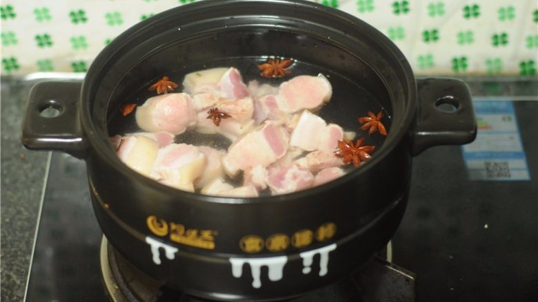 干豆角红烧肉,放入五花肉片,大火煮熟,捞出控干备用