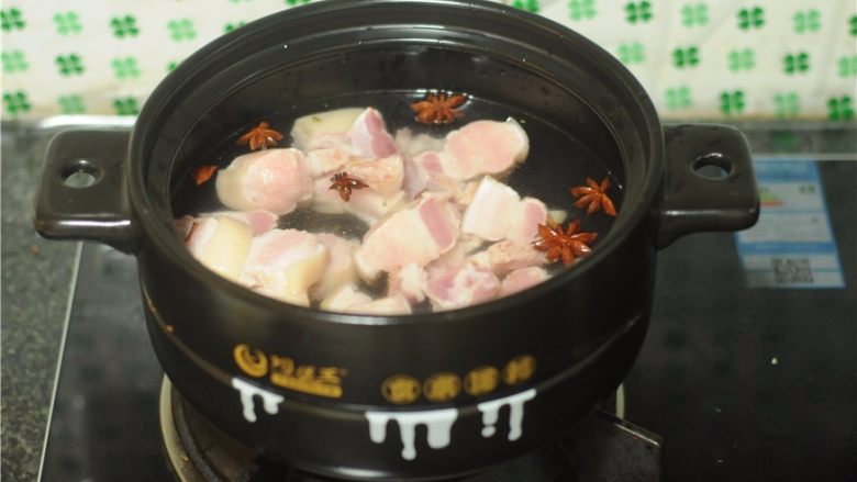 干豆角红烧肉,放入五花肉片，大火煮熟，捞出控干备用