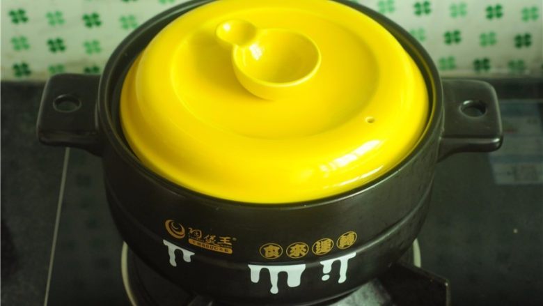 干豆角红烧肉,盖上盖子,烧5分钟即可
