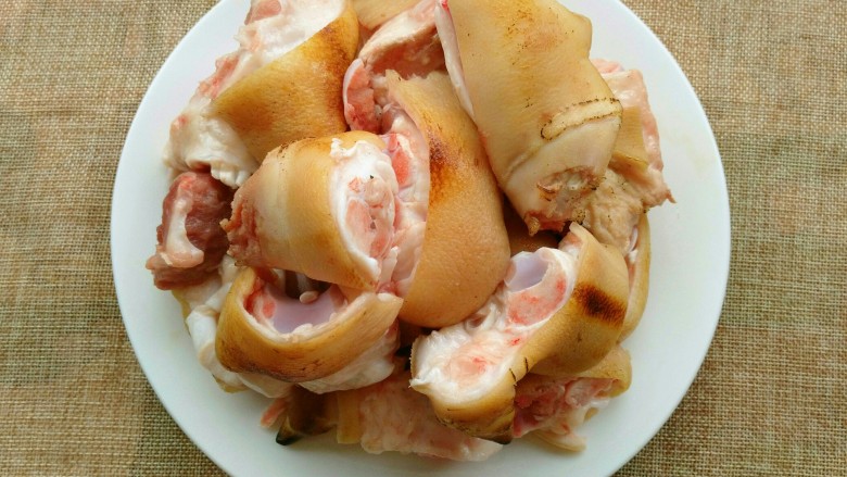 香辣猪蹄,准备<a style='color:red;display:inline-block;' href='/shicai/ 413'>猪蹄</a>一个,叫买肉的师傅烧下更香,斩小块。