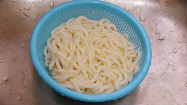 牛肉炒乌冬面,水开后放<a style='color:red;display:inline-block;' href='/shicai/ 546'>乌冬面</a>煮一分钟就可以倒出来,过冷水防粘黏。