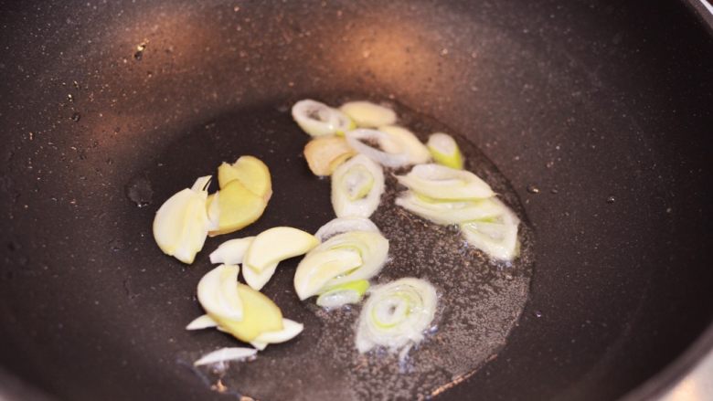 牛肉炒乌冬面,锅中底油烧热,放入葱姜蒜爆香。