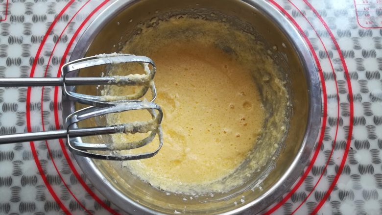 奶黄小餐包,低速慢打,注意不要打到油水分离