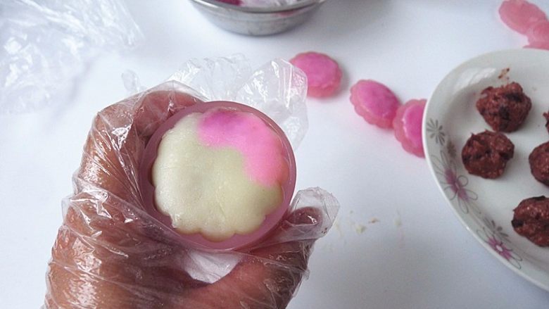 蔓越莓乳酪冰皮月饼,塞入模具里,按结实