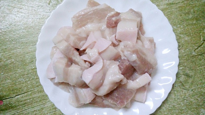 软糯红烧肉,把<a style='color:red;display:inline-block;' href='/shicai/ 428'>五花肉</a>洗净,切成块