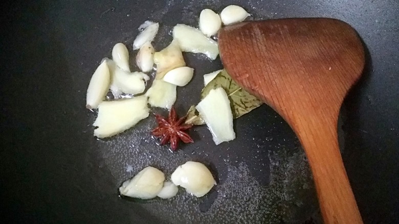 软糯红烧肉,放入姜蒜,八角,香叶爆香