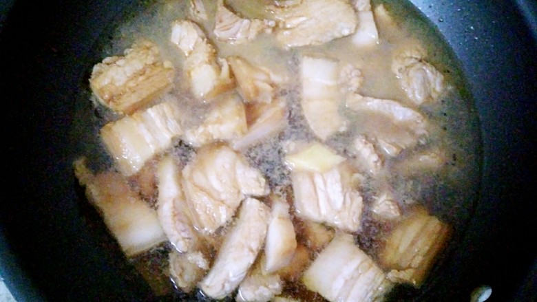 软糯红烧肉,倒入没过肉肉的水量,大火烧开转中火慢炖