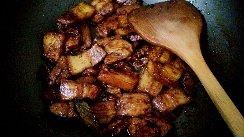 软糯红烧肉,中途打开翻拌下,最后水量变少,肉肉软软的,收汁,即可出锅啦