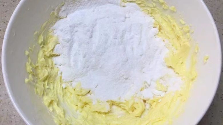 柠檬百香果磅蛋糕,黄油稍微打发,加入糖粉。