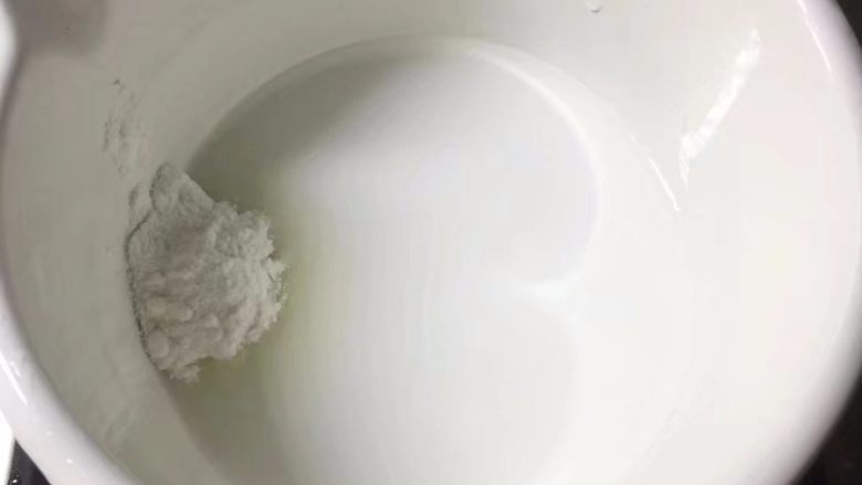 柠檬百香果磅蛋糕,接下来煮糖水,奶锅里放入糖粉,水煮至水沸腾,放凉。