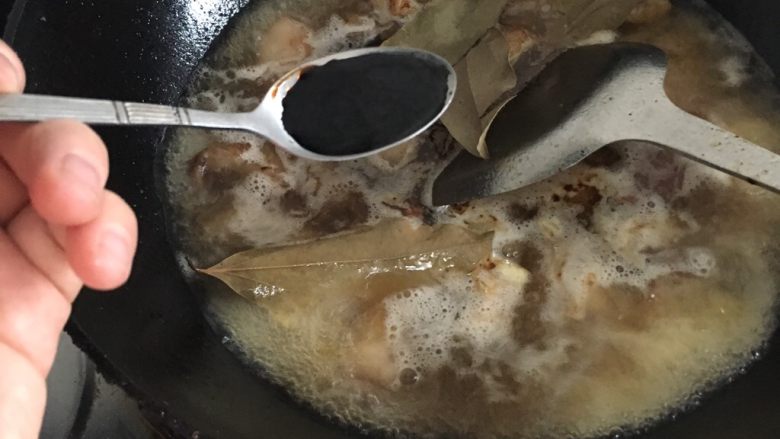 肥而不腻红烧肉,等水沸腾后加入一勺加小半勺的红烧酱油放入两片香叶,香叶没有可以不放,盖上锅盖转中火煮