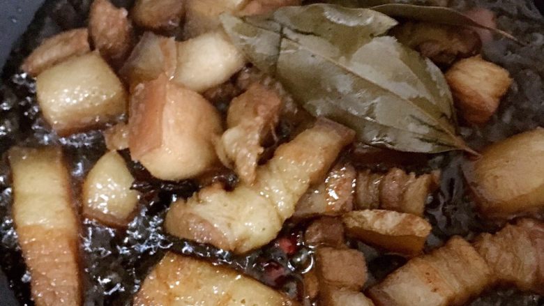 肥而不腻红烧肉,出现这样,锅中水剩三分之一后开始转大火不断翻炒,等到肉上色,油和肉分离就可以关小火了