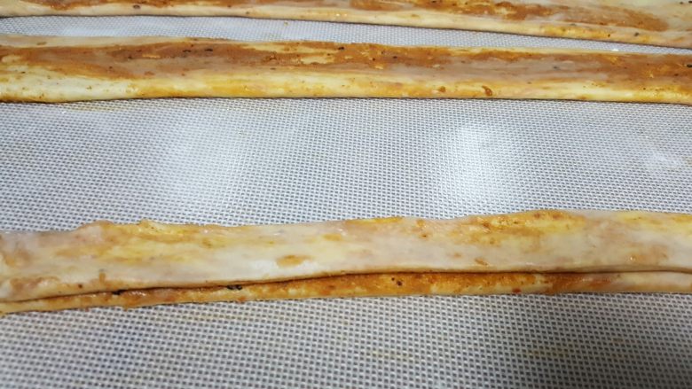 油旋儿,13．对折起来，切面朝一个方向。