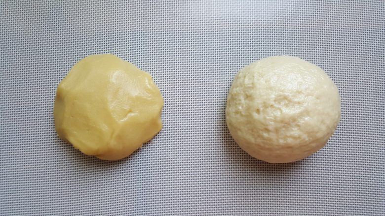 芝麻烧饼,3.将水油皮揉成一个滋润的面团,油酥混合成团。