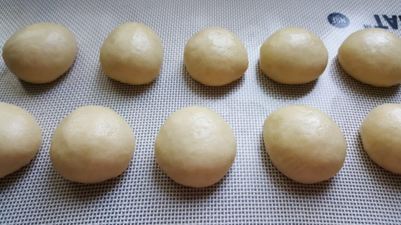 芝麻烧饼,6.将十份面团全部包好,收口向下。