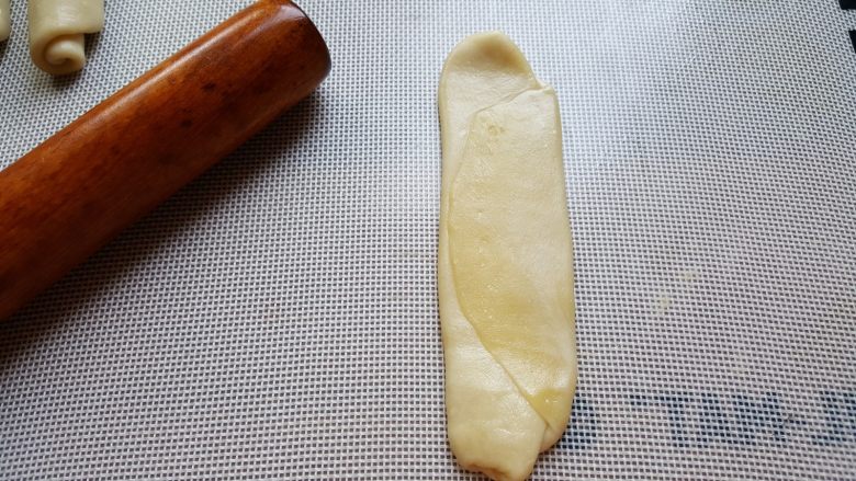 芝麻烧饼,9.再取出一个面团,先用手轻微压扁,然后用擀面杖擀开。