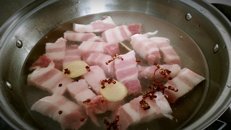 无肉不欢+红烧肉炖土豆,锅中注凉水,放入五花肉,花椒粒,姜片3片进行戳水。