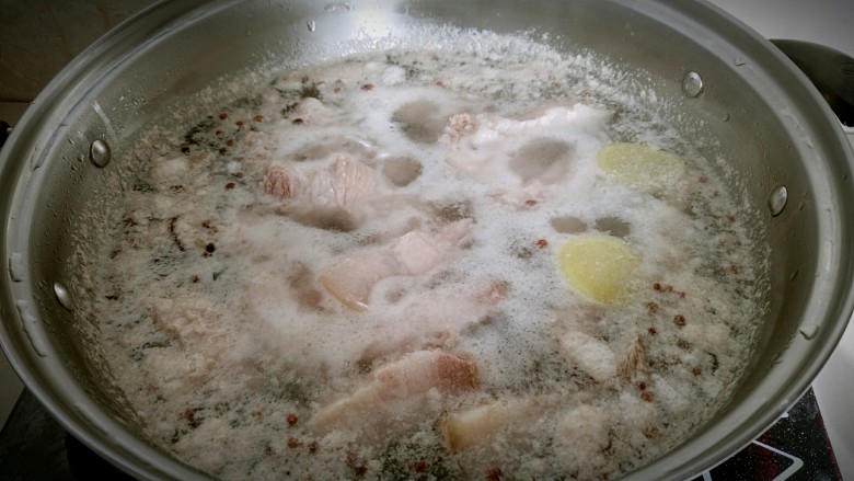 无肉不欢+红烧肉炖土豆,水开后小火煮1分钟,戳水的时候不要盖锅盖。