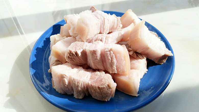 无肉不欢+红烧肉炖土豆,捞出五花肉彻底清洗干净血末,控干水分。