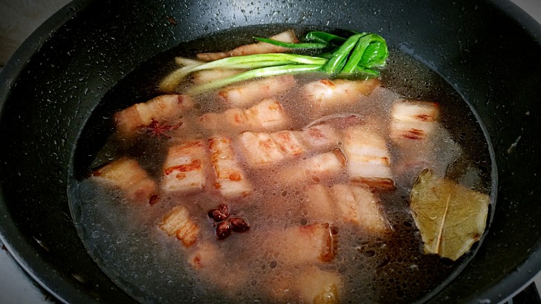 无肉不欢+红烧肉炖土豆,倒入热水,水量稍微大一些。