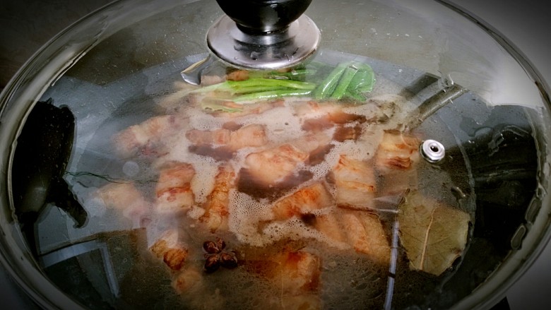 无肉不欢+红烧肉炖土豆,盖上锅盖烧开,用小火烧30分钟。