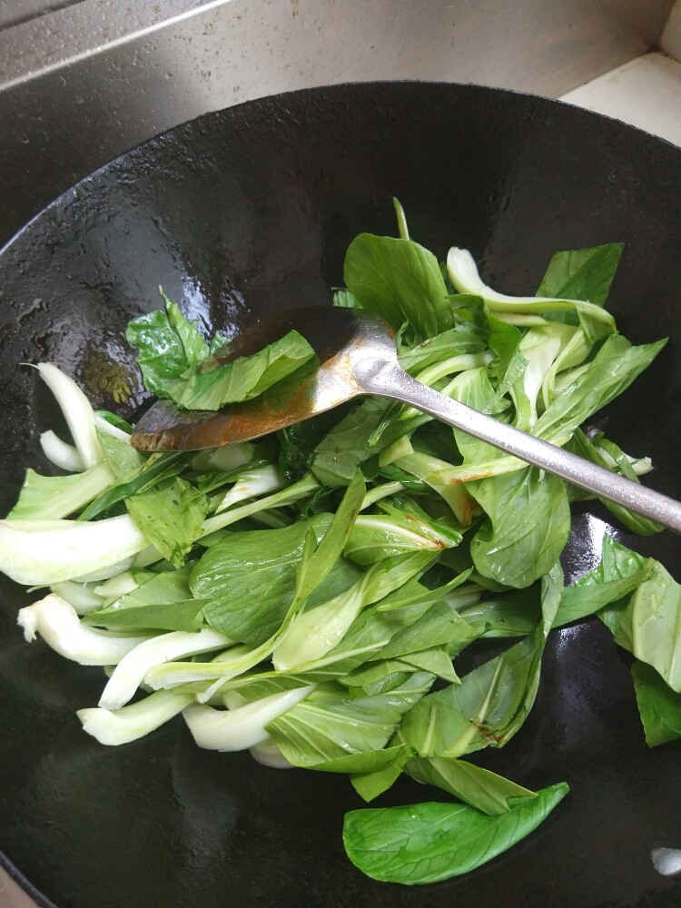超级简单的油菜鱼丸,锅里倒油 ,油热下油菜翻炒 。