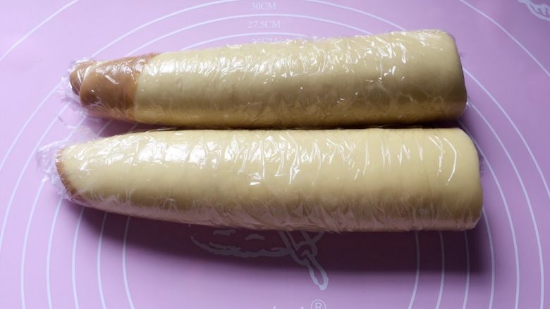 小零食猫耳朵,包上保鲜膜放冰箱冷冻一至二小时,冻硬了才好切。