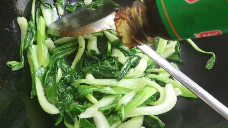 超级简单的油菜鱼丸,炒到有点软塌了倒入耗油,大概两勺吧,然后再翻炒。