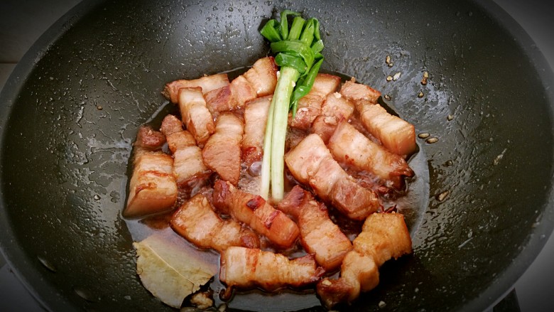无肉不欢+红烧肉炖土豆,放入姜片,葱结,八角,香叶翻炒片刻。